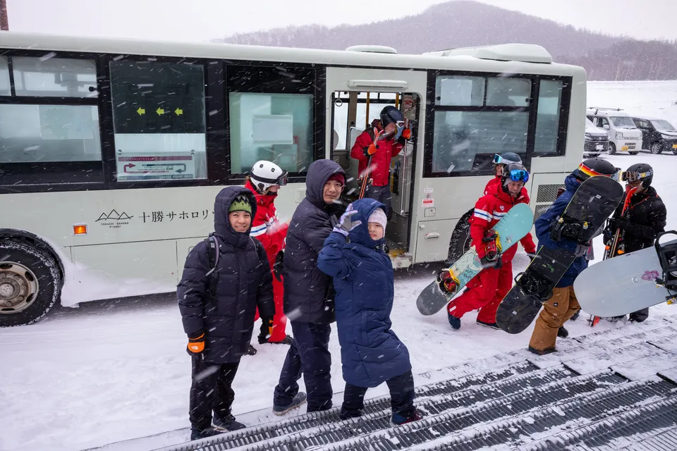 Photo - Shuttle Bus with Clud Med Sahoro Instructors and Students
