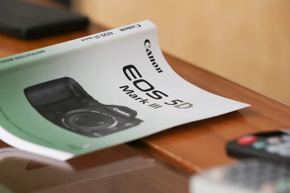 Photo - Reading Canon EOS 5D Mark III Manual