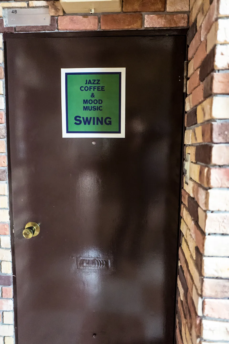 Photo - Entrance to 渋谷 SWING and you can hear subtle Jazz playing